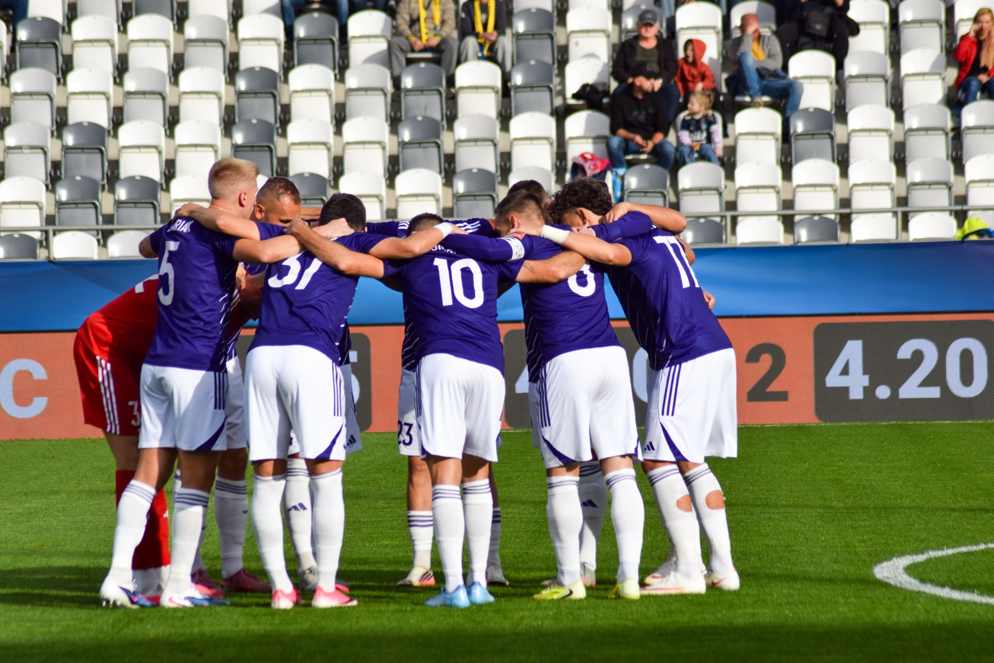 FC Košice – KFC Komárno 1:1, tímové objatie pred zápasom