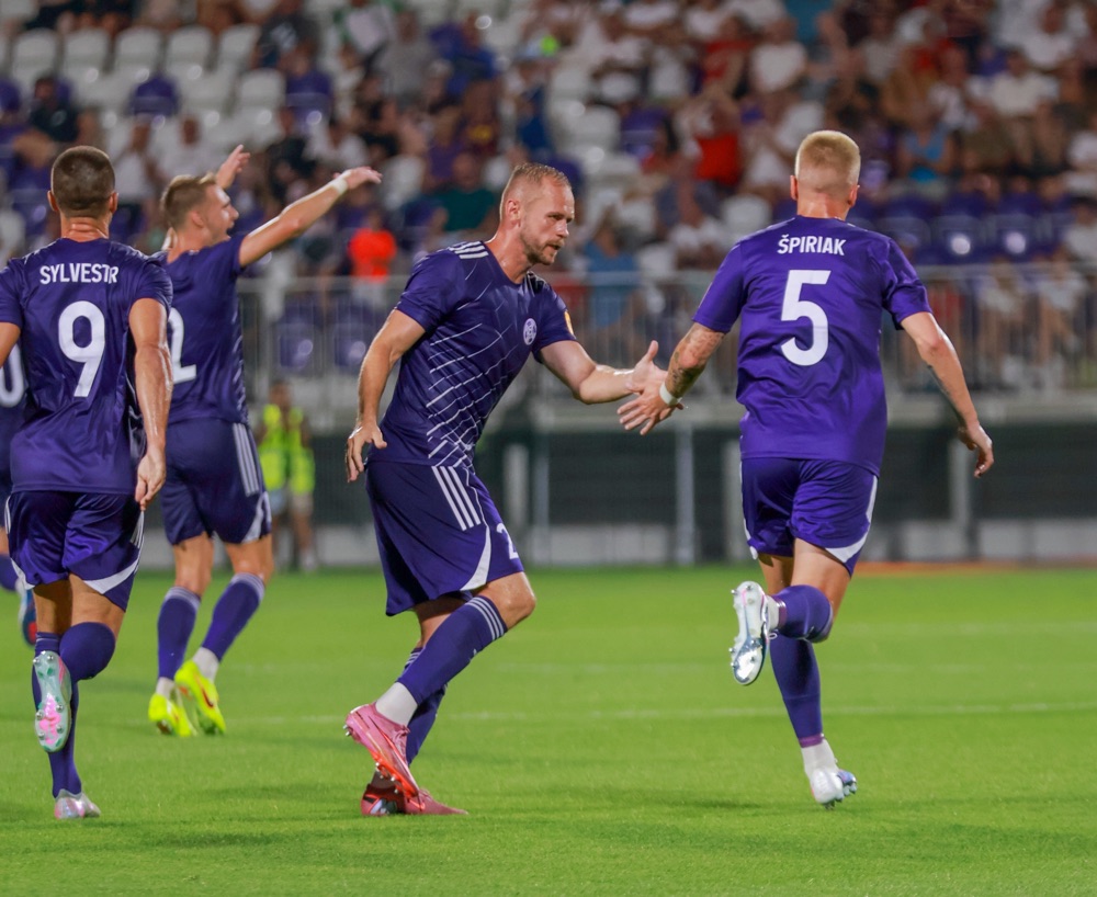 KFC Komárno – MFK Ružomberok (11. kolo): hráči KFC si podávajú ruky počas zápasu